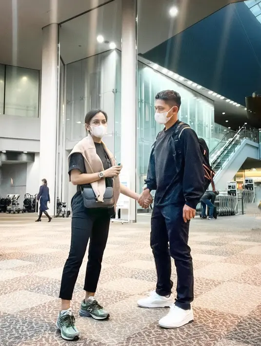 Ririn Ekawati dan Ibnu Jamil, saat berada di bandara. Tak sabar bertemu sang putri. (Foto: Instagram/@ririnekawati)