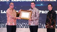 Direktur Consumer PT Bank Tabungan Negara (Persero) Tbk. Hirwandi Gafar (tengah) menerima penghargaan sebagai Bank BUMN dengan Pembiayaan Properti Terbesar di Indonesia pada malam Penganugerahan “Urbancity Indonesia Banking & Real Estate Awards 2022” di Jakarta (18/09/2022).