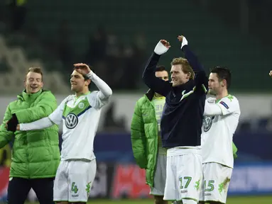 Para pemain Vfl Wolfsburg merayakan kemenangan usai mengalahkan KAA Gent pada leg kedua babak 16 besar  Liga Champion di di Volkswagen Arena, Wolfsburg, Rabu (9/3/2016) dini hari WIB.  (AFP/Odd Andersen)