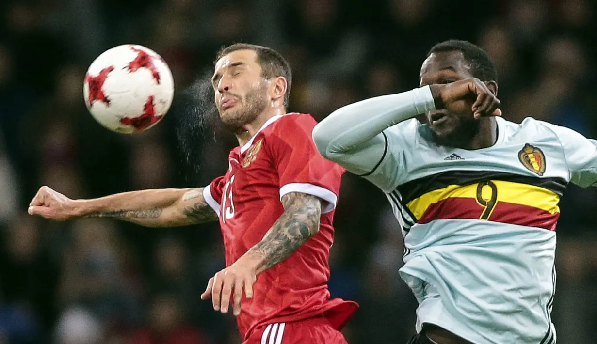 Pemain Belgia, Romelu Lukaku (kanan) berduel dengan pemain Rusia, Fedor Kudryashov pada laga persahabatan di Fisht stadium, Sochi, Rusia, Selasa (28/3/2017). Rusia bermain imbang 3-3. (AP/Denis Tyrin)