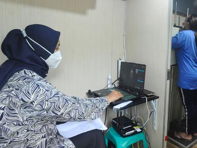 Warga melakukan ronsen pada mobile  X-Ray Artificial Intelligence saat kegiatan skrining penyakit tuberkulosis (TBC) di Kantor Kecamatan Cipayung, Depok, Jawa Barat, Rabu (4/1/2023). Penyakit tuberkulosis (TBC) di Indonesia menempati peringkat ketiga setelah India dan Cina dengan jumlah kasus 824 ribu dan kematian 93 ribu per tahun atau setara dengan 11 kematian per jam. (merdeka.com/Arie Basuki)