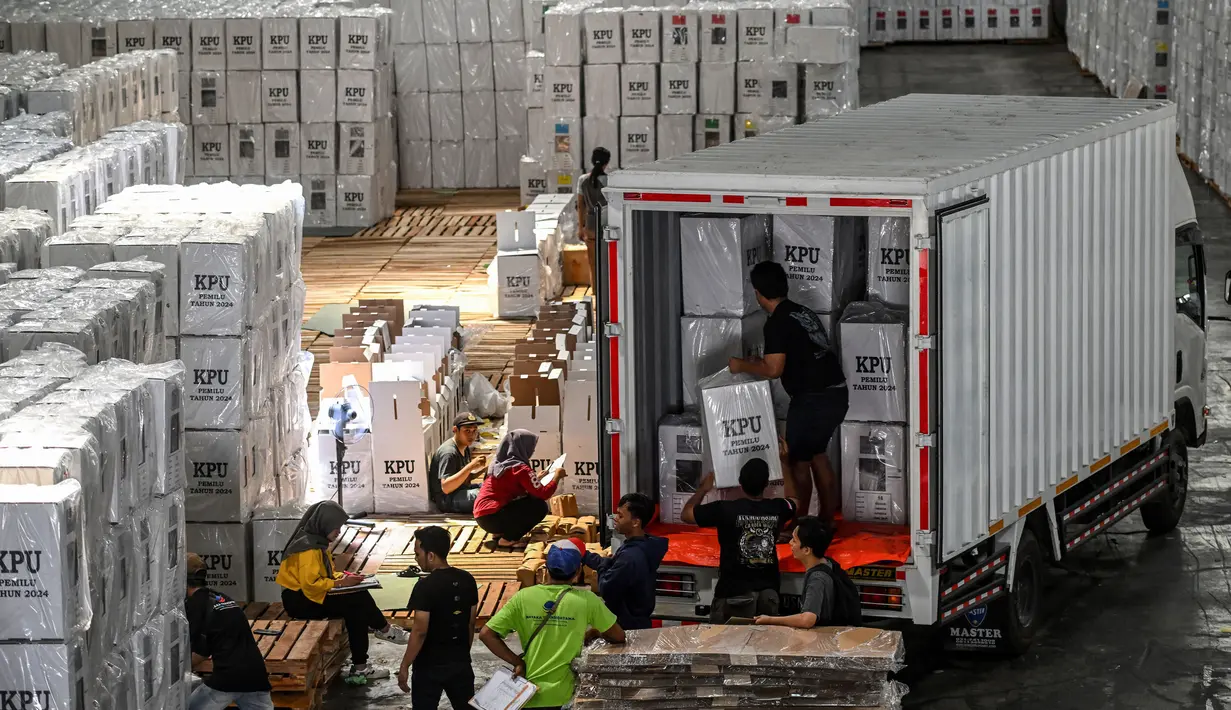 Sejumlah petugas gudang penyimpanan saat ini masih melaksanakan proses setting dan packing logistik untuk beberapa lokasi kecamatan lainnya. (Juni KRISWANTO/AFP)