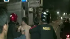Polisi pun terpaksa menembakan peluru hampa ke udara untuk memberi peringatan agar para tersangka tidak kabur.