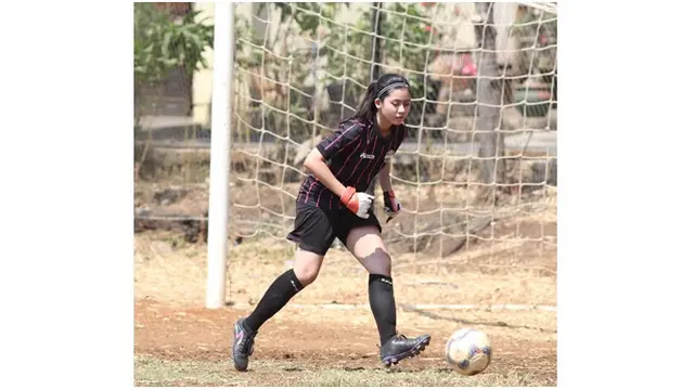 Tak hanya piawai dalam menggiring bola, wanita asal Surabaya ini juga memiliki paras cantik.