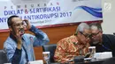 Mantan Ketua KPK, Abraham Samad (kiri) menyampaikan pandangan kepada peserta Diklat & Sertfikasi Penyuluh Antikorupsi di Gedung KPK, Jakarta, Senin (27/11). Acara diikuti diikuti dari berbagai instansi pemerintah. (Liputan6.com/Helmi Fithriansyah)