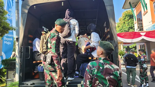 Sejumlah siswa saat akan diberangkatkan untuk mengikuti pendidikan karakter di Divisi 1 Kostrad, Depok.