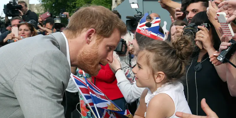 Jelang Pernikahan, Pangeran Harry Sapa Warga di Luar Kastil Windsor