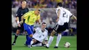 Pertandingan besar yang pernah dipimpinnya adalah final sepakbola Olimpiade 96 antara Nigeria dan Argentina, final Liga Champions antara Bayern Muenchen dan Manchester United di 1999, dan final Piala Dunia 2002 antara Brasil melawan Jerman. (Foto: AFP/Pedro Ugarte)