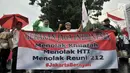 Massa yang tergabung dalam Gerakan Jaga Indonesia (GJI) membentangkan spanduk tuntutan untuk mencabut izin penyelanggaraan Reuni 212 pada 2 Desember 2018 di depan Balai Kota, Jakarta, Kamis (29/11). (Merdeka.com/Iqbal S. Nugroho)