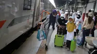 Petugas membantu pemudik menuju gerbong sebelum perjalanan menggunakan kereta api di Stasiun Senen, Jakarta (16/4/2023). PT Jasaraharja berkolaborasi dengan PT Kereta Api Indonesia mendukung program Mudik Gratis BUMN 2023 yang diselenggarakan oleh Kementerian BUMN dengan memberangkatkan 18.800 orang melalui kereta api dan bus. (Liputan6.com)