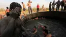 Seorang tentara Irak melumuri wajahnya dengan belerang di Hammam al-Ali, Mosul, Irak, (9/11). Di tengah perang melawan ISIS, mereka melepaskan penat dan lelah dengan berenang di Kolam belerang. (REUTERS/Alaa Al-Marjani)