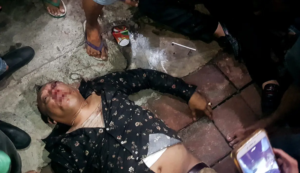 Salah satu terduga pengemudi mobil sedan Toyota Camry warna hitam berplat nomor B 1185 TOD babak belur diamuk warga di kawasan Saharjo, Jakarta, Kamis (18/4). Warga mengamuk karena diduga pengemudi menabrak belasan pengendara sepeda motor dan mobil yang memakan korban. (Liputan6.com/Herman Zakharia)