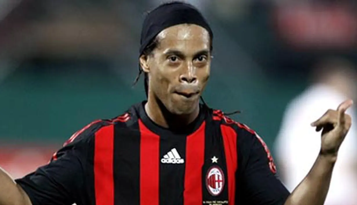 AC Milan's forward Ronaldinho after scoring a goal against SV Hamburg during Dubai Challenge Cup between AC Milan and SV Hamburg in Dubai, on January 06, 2009. AFP PHOTO/KARIM SAHIB