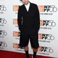 Aktor Robert Pattinson menghadiri premiere film HIGH LIFE dalam event New York Film Festival di New York City, Selasa (2/10). Robert juga memasangkan pakaiannya dengan kaos kaki panjang dan sepatu hitam yang mengkilap. (Andy Kropa/Invision/AP)