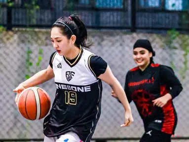 Selain berbakat menjadi artis, Harini Sondakh juga sangat berbakat di bidang olahraga. Pernah menjadi atlet basket, olahraga satu ini tentunya menjadi olahraga favorit Harini Sondakh untuk melepas penat setelah padat beraktivitas. Selain bisa menyalurkan hobi, olahraga satu ini juga membuat tubuh Harini kembali bugar. (Liputan6/IG/@harinisondakh)