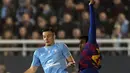 Bek Barcelona,Junior Firpo (kanan) berebut bola dengan  penyerang UD Ibiza, Angel Rodado pada pertandingan babak 32 besar Copa del Rey 2019-2020 di Estadi Municipal de Can Misses, Rabu (21/1/2020). Barcelona harus bersusah payah untuk mengalahkan Klub Segunda B UD Ibiza 2-1. (JAIME REINA/AFP)