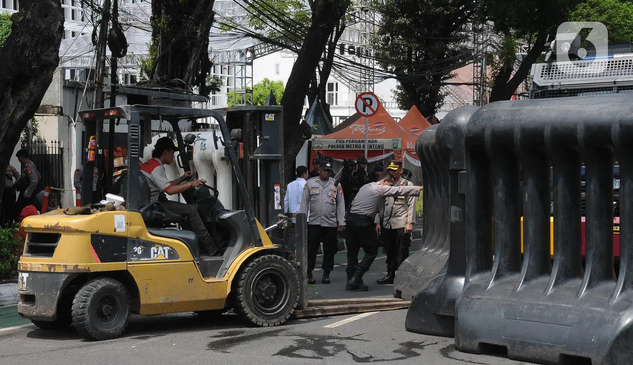 Pihak keamanan memperketat penjagaan seiring agenda KPU RI pada Senin (13/11/2023) yang akan mengumumkan penetapan Calon Presiden dan Wakil Presiden pada Pemilu 2024. (merdeka.com/Imam Buhori)