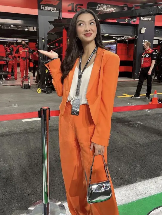 <p>Tampil bright dengan one set orange dari short blazer hingga pants, Raline mengadiri balapan di Jeddah Suadi, Arabia. Dengan menengteng hand bag silver dari Prada. @ralineshah</p>
