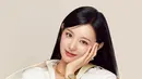 Jadi wajah Bvlgari Serpenti, Kim Ji Won tampil dengan wajah glowing dan flawless. Lipstik cokelat jadi sentuhan minimalis di wajahnya [@geewoni]