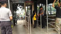 Polda Metro Jaya mengetatkan penjagaan pascapenyerangan polisi di Tangerang. (Liputan6.com/Muslim AR)