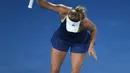 Petenis Denmark, Caroline Wozniacki melempar raketnya dengan frustasi di babak ketiga Australia Terbuka 2018, Jumat (19/1). Wozniacki kecewa dengan keputusan wasit yang saat dirinya bertanding melawan petenis Belanda, Kiki Bertend. (WILLIAM WEST/AFP)