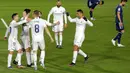 Para pemain Real Madrid merayakan gol yang dicetak oleh Marco Asensio ke gawang Celta Vigo pada laga Liga Spanyol di Stadion Alfredo Di Stefano, Sabtu (2/1/2021). Real Madrid menang dengan skor 2-0. (AP/Manu Fernandez)