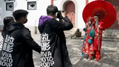 Sepasang calon pengantin berpose dalam sesi foto pranikah di Paviliun Qingchuan, Wuhan, Provinsi Hubei, China tengah, pada 12 April 2020. Warga Wuhan kembali melakukan persiapan pernikahan setelah meredanya pandemi corona Covid-19. (Xinhua/Wang Yuguo)