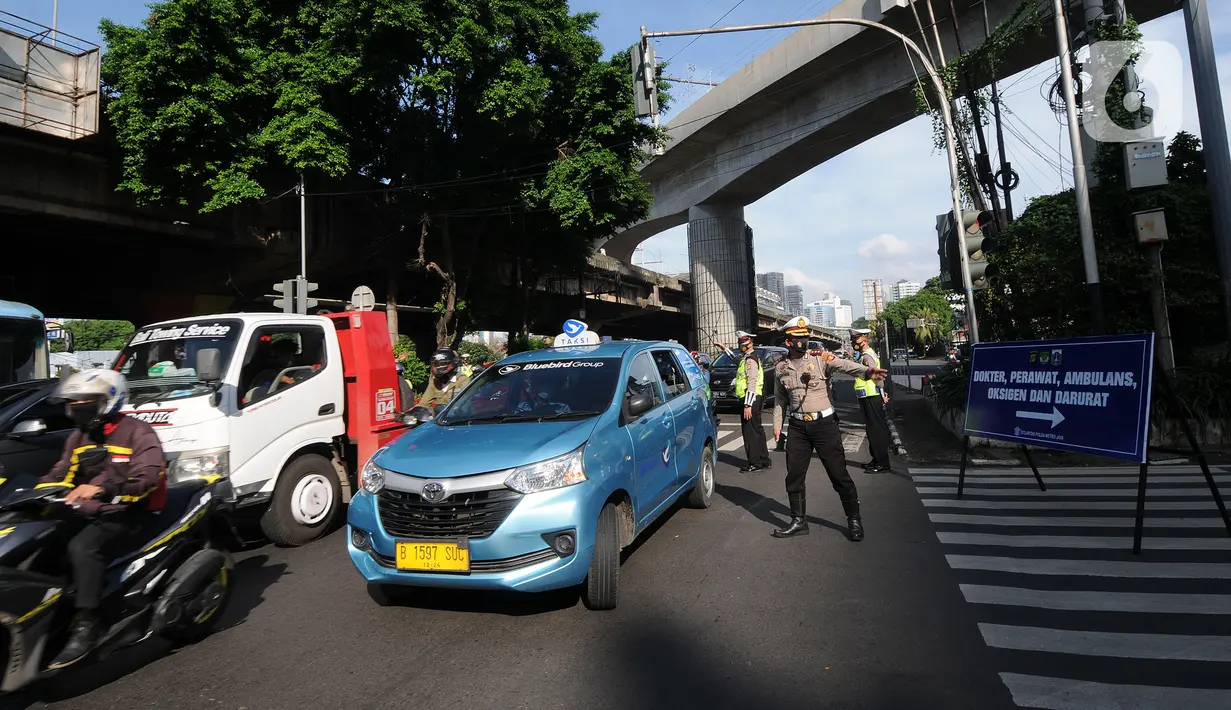 Polisi mengatur arus lalu lintas saat penyekatan masa PPKM Darurat di Perempatan Fatmawati, Jakarta, Senin (12/7/2021). Hanya dokter, paramedis, ambulans, darurat dan pengendara bermotor yang dapat menujukkan STRP yang boleh melintas. (merdeka.com/Arie Basuki)