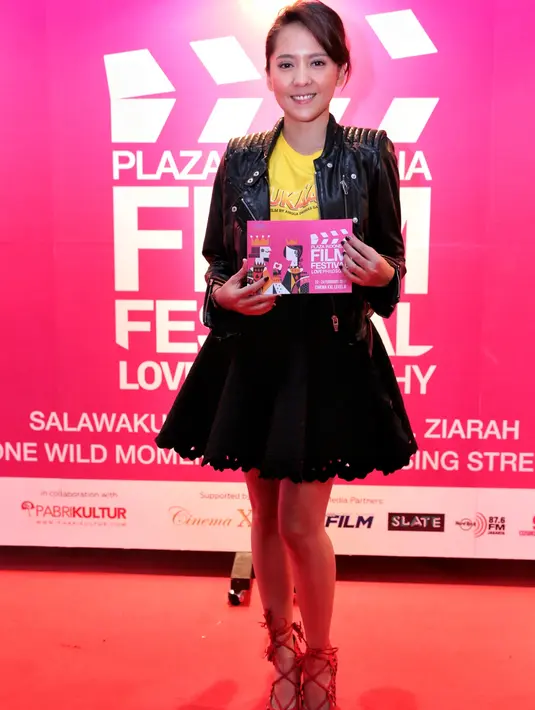 Terkait soal kehamilan, seperti ngidam, kondisi hamil sampai proses melahirkan ditanyakan Lala kepada teman-temannya yang sudah pernah atau sedang hamil saat ini. Lala juga mengobservasi gaya berjalan ibu hamil. (Adrian Putra/Bintang.com)