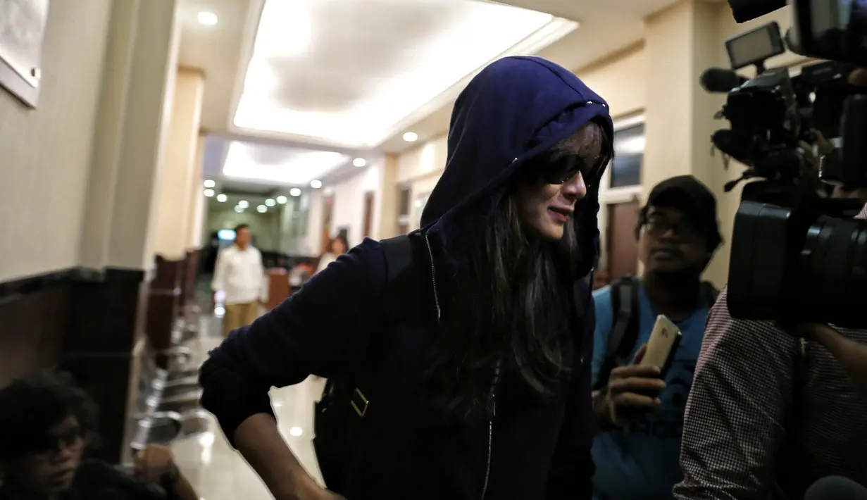 Pemeran film Aku, Kau & KUA itu kembali mengunjungi sang suami. Sekitar pukul 13.30 Renata tiba di Mapolres Jakarta Selatan dengan menggunakan mobil putih. (Nurwahyunan/Bintang.com)