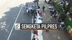 Sidang sengketa Pilpres jadi ladang rezeki bagi para pedagang tikar. Tikar dagangan mereka laris dibeli para warga yang datang ke sekitar gedung MK.