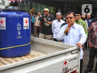 Ketua Umum Palang Merah Indonesia Muhammad Jusuf Kalla memeriksa mobil tangki air bersih di halaman kantor PMI Pusat di Jakarta, Senin (14/8/2023). (Liputan6.com/Angga Yuniar)
