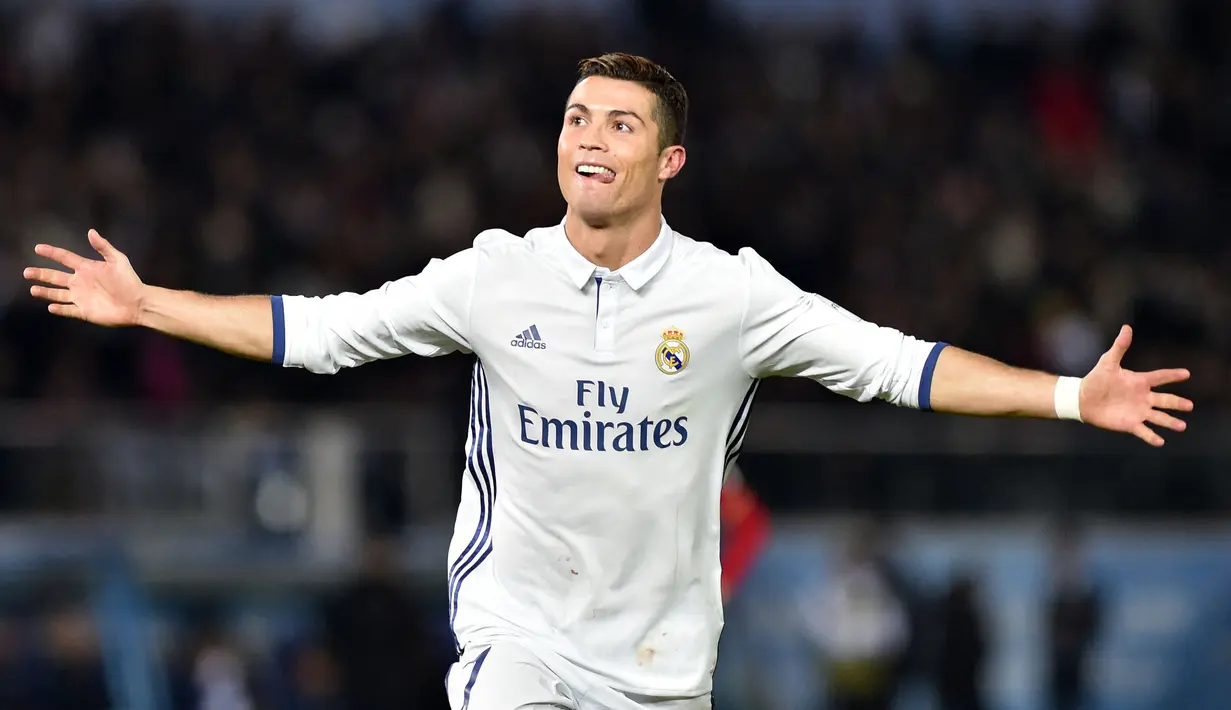 Cristiano Ronaldo menjadi pencetak gol terbanyak di ajang Piala Dunia Antarklub FIFA dengan mengoleksi tujuh gol bersama Real Madrid. CR7 tercatat pernah menjuarai kompetisi tersebut sebanyak empat kali, yaitu tiga kali bersama Los Blancos dan sisanya bersama Manchester United. (AFP/Kazuhiro Nogi)