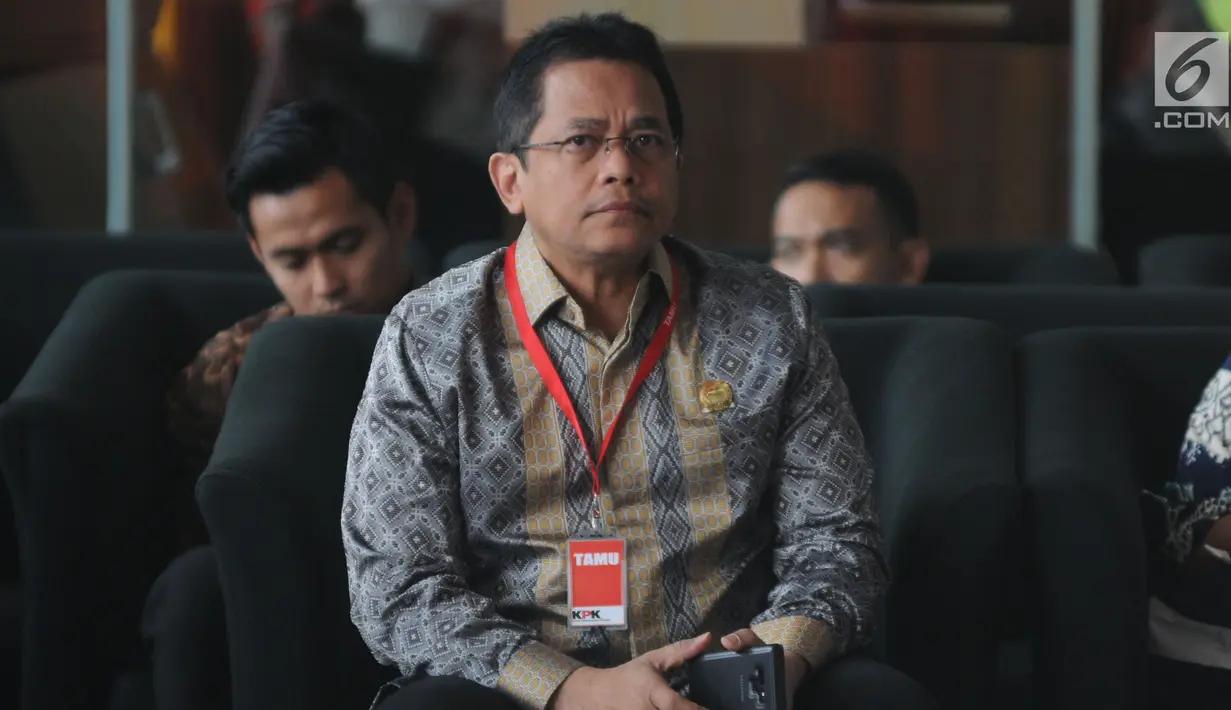 Sekjen DPR RI Indra Iskandar berada di ruang tunggu Gedung KPK, Kamis (16/5/2019). Indra Iskandar menjalani pemeriksaan sebagai saksi untuk tersangka anggota Komisi VI DPR Bowo Sidik Pangarso pada kasus dugaan suap terkait kerja sama pengangkutan pupuk melalui pelayaran. (merdeka.com/Dwi Narwoko)