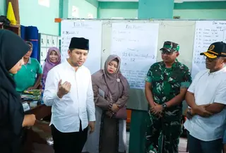 Wagub Jatim Emil cek penanganan korban MBG di Mojokerto. (Antara)