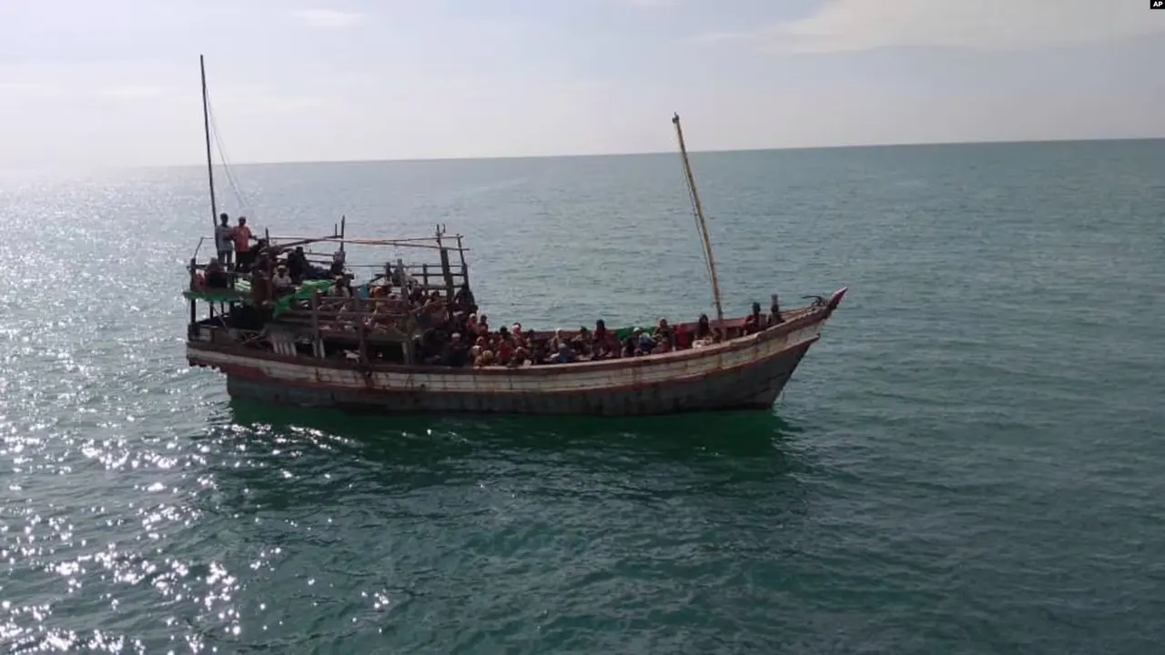 Kapal pengangkut pengungsi diduga Muslim Rohingya yang ditolak Malaysia. (MMEA via AP)
