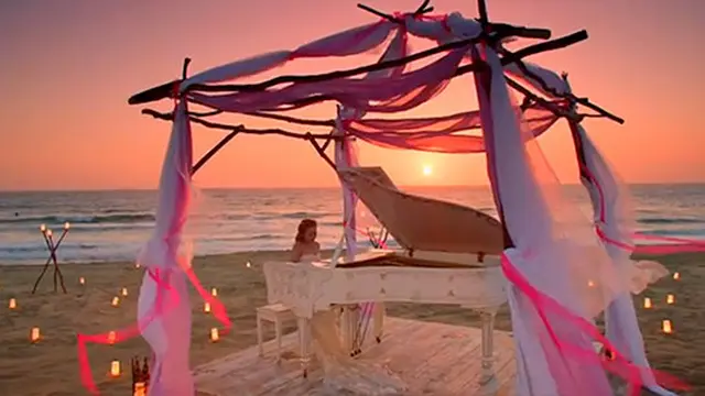 Namie Amuro Main Piano di Video Klip untuk Pertama Kali