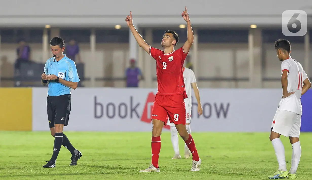 Gol Jen Raven pada masa tambahan waktu babak pertama atau menit ke-45+1 membuka keunggulan timnas Indonesia U-20 (Liputan6.com/Angga Yuniar)