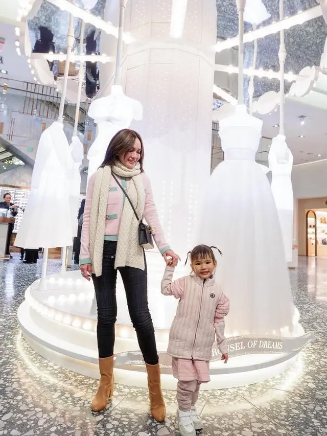 Shandy Aulia saat liburan ke luar negeri bersama putrinya. [@shandyaulia]