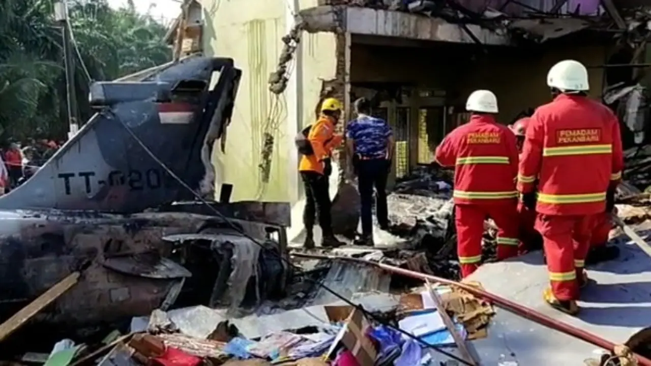 Pesawat tempur jatuh timpa rumah warga di Kabupaten Kampar, Riau.