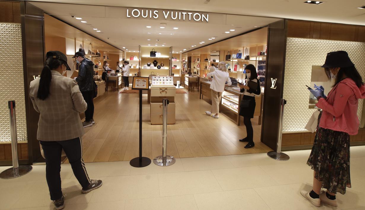 Pengunjung menunggu untuk memasuki toko mewah di Milan, Italia, Senin (18/5/2020). Italia secara perlahan melonggarkan kebijakan lockdown akibat pandemi virus corona COVID-19. (AP Photo/Luca Bruno)