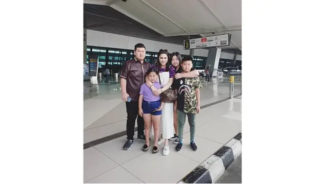 Suami DJ Butterfly mempunyai tiga orang anak dari pernikahan sebelumnya yaitu Lian, Marvel, dan Aurel.
