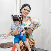 Bahkan saat momong cucu, Krisdayanti konsisten tampil ayu dengan kebaya kutubaru floral. Dipadukan dengan kain batik sebagai angkin dan bawahan. [@krisdayantilemos]