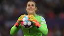 Kiper Timnas Wanita Inggris, Mary Earps menguasai bola saat menghadapi Austria pada laga fase Grup A Piala Eropa Wanita 2022 di Old Trafford Stadium, Manchester (6/7/2022). Debut Mary Earps sebagai kiper profesional dimulai bersama Leicester City Women pada tahun 2008. (AFP/Oli Scarff)