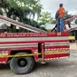 Mobil crane Dinas PU Bandar Lampung yang mengalami kerusakan hingga menyebabkan dua pekerja terjatuh. Foto : (Istimewa).