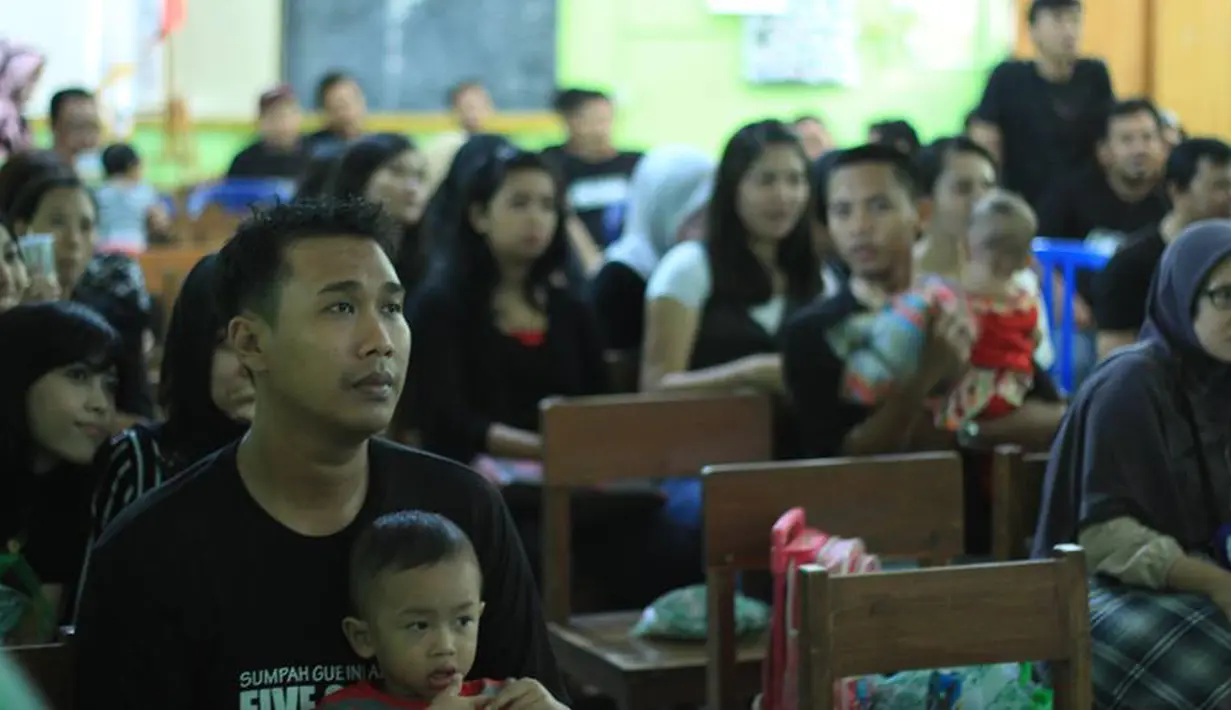 Para alumni yang hadir tampak antusias saat melihat video berisi foto-foto mereka ketika masih SMA, Jakarta, Minggu (29/3/2015). (Dok.Pribadi)