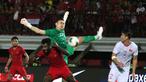Bek Timnas Indonesia, Yanto Basna, berebut bola dengan kiper Timnas Vietnam, Dang Van Lam, pada laga Kualifikasi Piala Dunia 2022 di Stadion Kapten I Wayan Dipta, Bali, Selasa (15/10). Indonesia kalah 1-3 dari Vietnam. (AFP/Aditya Wany)