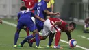 Pemain Indonesia U-23, Wawan Pebriyanto, berusaha melewati pemain Kamboja U-23. (Bola.com/Arief Bagus)