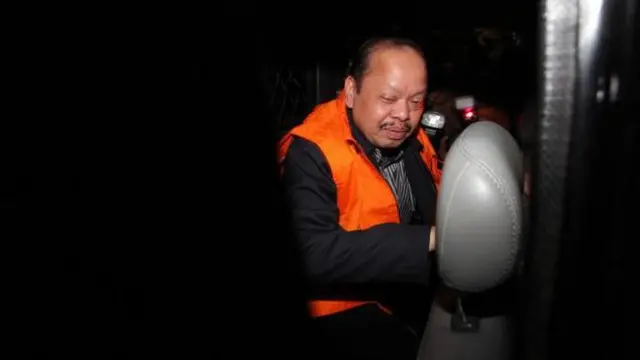 News Flash : KPK Derek Paksa Mobil Sutan Bhatoegana