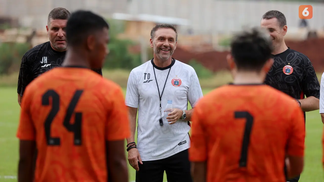 Foto: Pemain Persija Asik-Asik, Ryo Matsumura Ceria di Sesi Latihan Macan Kemayoran